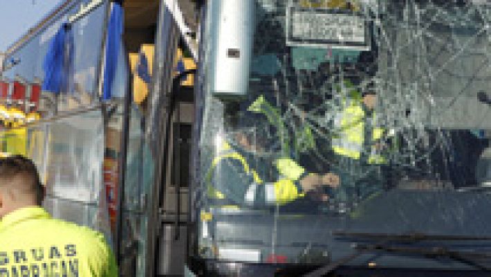 Telediario 1 - La juez retira el carné y la licencia de conductor profesional al chófer del autobús volcado en Fuenlabrada