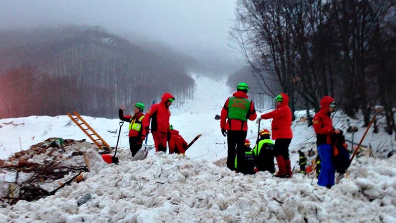 Terminan las labores de búsqueda en el hotel arrasado por una avalancha en Italia