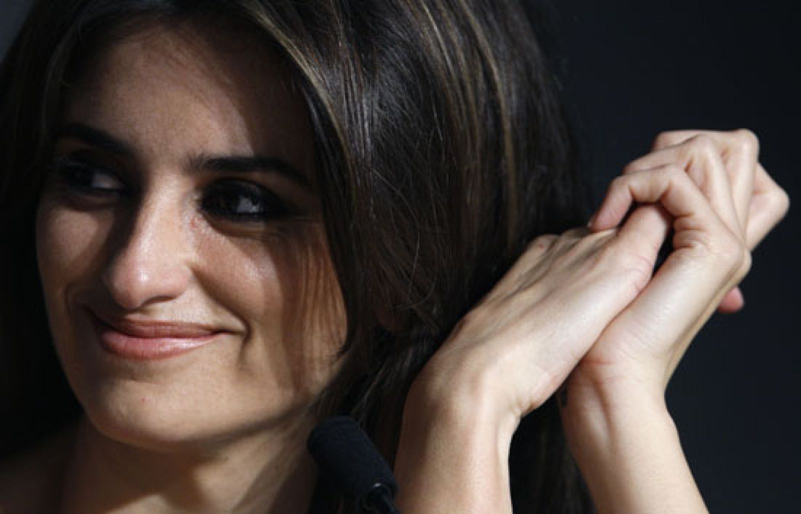La Academia de Holywood anunciará las candidaturas de esta edición en las que podría estar la española Penélope Cruz, que ya logró una candidatura por Volver, de Almodovar (2006). Su interpretación como la ex esposa de un bohemio pintor (Javier Barden) en Vicky Cristina Barcelona, de Woody Allen, colocó a la actriz muy cerca de conseguir un Globo de Oro como Mejor Actriz Secundaria. No pudo ser, finalmente la trinufadora de la gala fue la britanica Kate Winslet, que se llevó dos globos a casa y podría seguir sumando premios también en esta ocasión por sus papeles en El lector y Revolutionary Road.