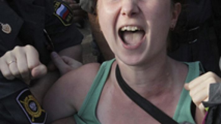 Telediario 1 - Rusia reduce las penas contra la violencia doméstica