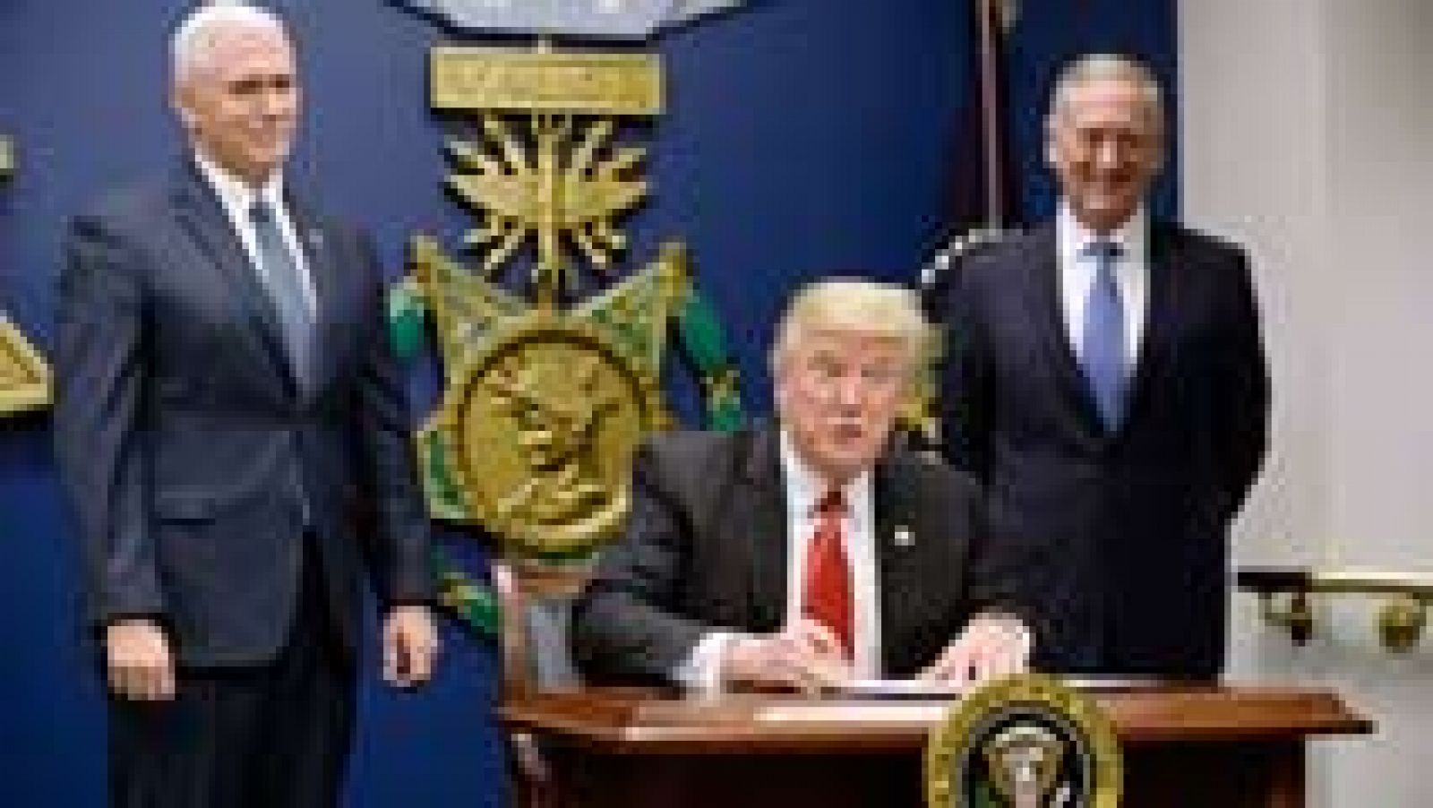 Trump firma la orden ejecutiva para proteger al país de "entrada de terroristas