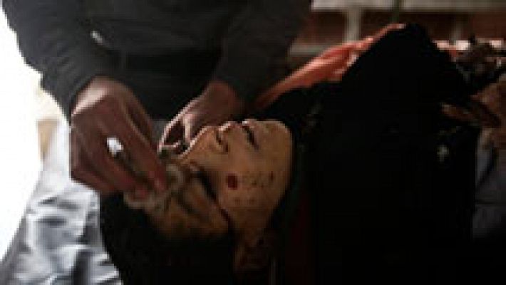 Telediario 1 - Los Cascos Blancos intentan rescatar y salvar a las víctimas