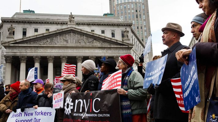 Telediario 1 - Nuevas órdenes judiciales tratan de frenar el veto de Trump