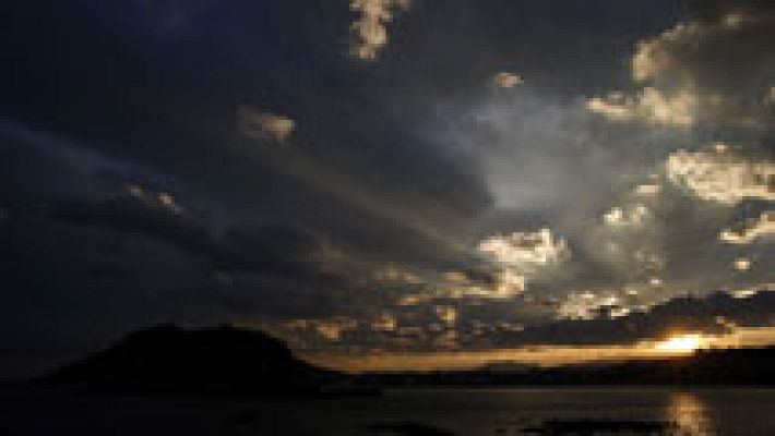 Nubes y viento fuerte en el litoral de Galicia