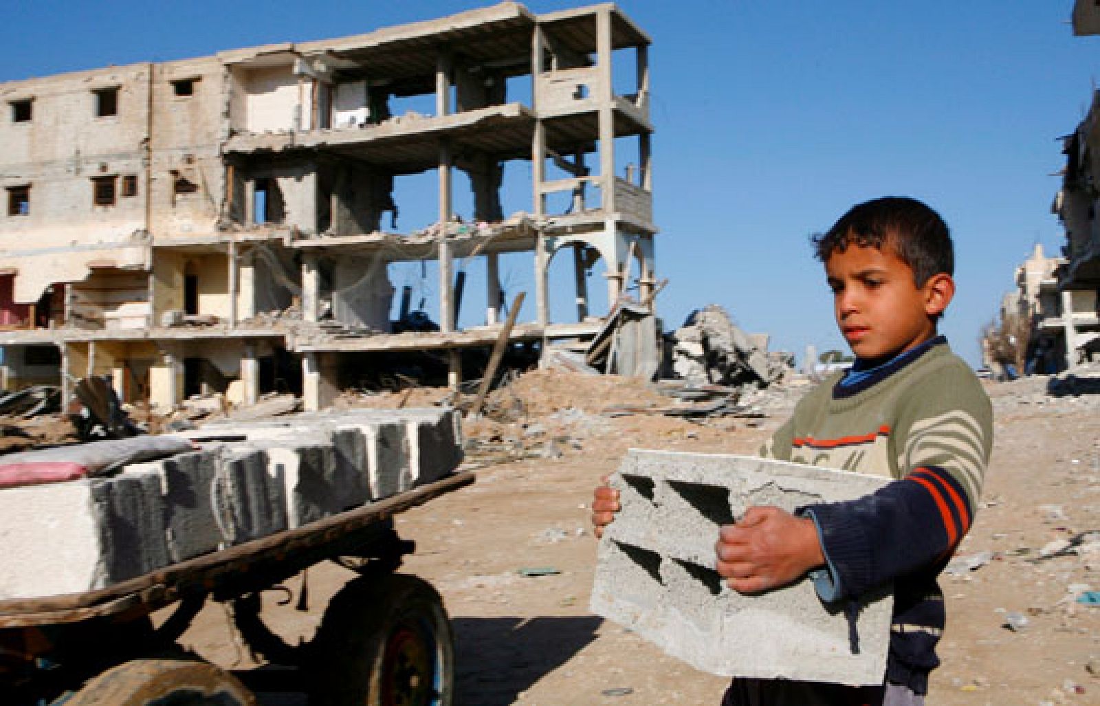 Tras 22 días de ofensiva la Franja de Gaza es una gran escombrera donde más de 40.000 refugiados tratan de sobrevivir.