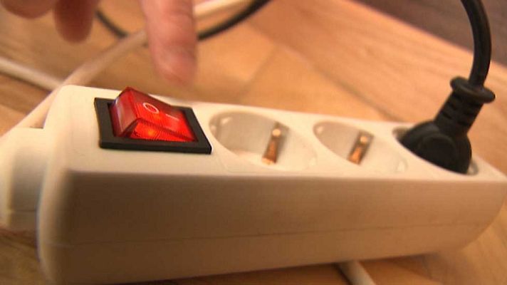 Telediario 1 - El Gobierno rechaza bajar los impuestos del recibo de la luz ante las críticas de la oposición