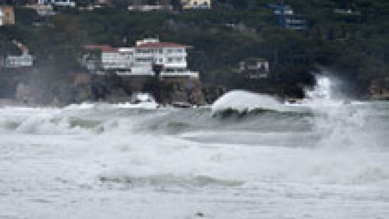 Las borrascas sucesivas dejarán olas de 9  metros en Galicia, viento y lluvia hasta el domingo