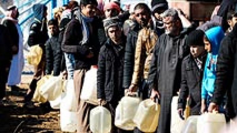 Reparto de ayuda humanitaria para los refugiados de Mosul antes de la segunda fase de la ofensiva