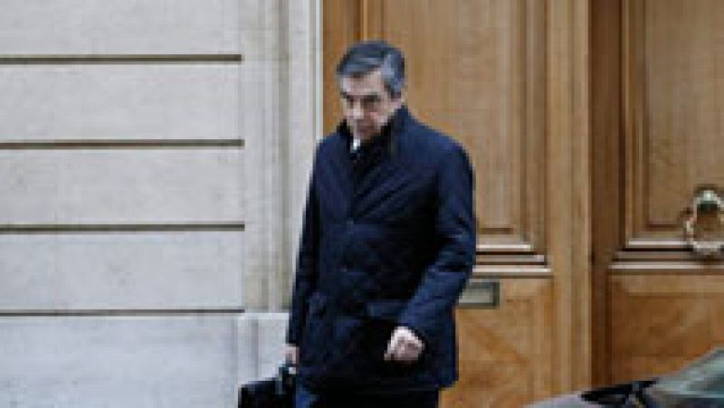 El candidato de la derecha francesa, contra las cuerdas por el escándalo de los trabajos ficticios de su mujer