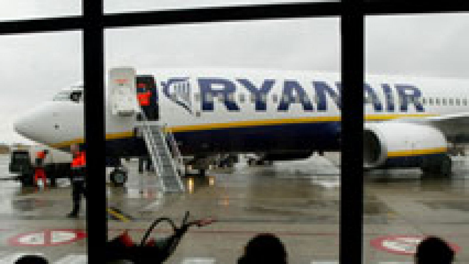 Telediario 1: Ryanair sopesa cambiar su política de equipajes por los retrasos que provoca la actual | RTVE Play