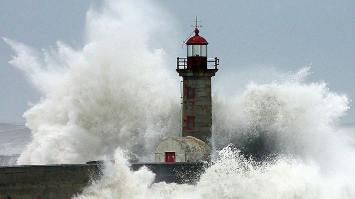 Telediario 1 - Alerta roja por fuerte oleaje en Galicia y temporal de viento en la mitad norte peninsular