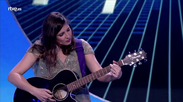 El gran reto musical - Lucía Jiménez tira de guitarra en "Versión Imposible"