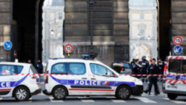 Un soldado dispara un hombre armado en el Museo del Louvre