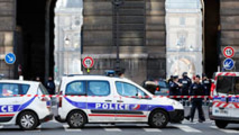 Un soldado francés ha disparado y herido de gravedad a un hombre armado con un machete que atacado a un militar en el Museo del Louvre, en el centro de París, al grito de "Alá es el más grande". Las autoridades han confirmado que se trata de un "ataq