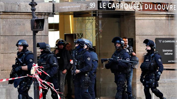 Telediario 1 - Un hombre ataca con un machete a un grupo de militares cerca del Louvre