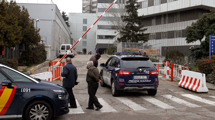 Telediario 1 - Un hombre mata a su hija al arrojarse con ella por una ventana