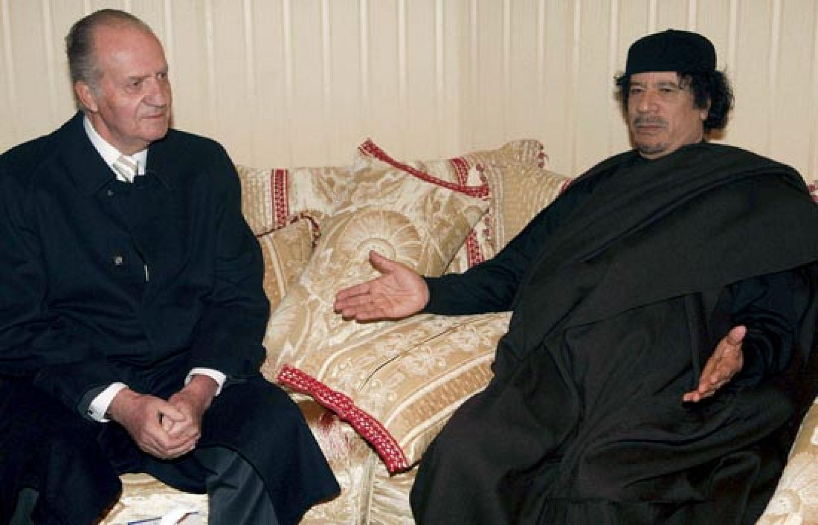 Ampliar la presencia de empresas españolas en Libia. Éste es el objetivo principal del viaje que el Rey ha iniciado esta tarde en el país presidido por Muamar al Gadafi, acompañado de una importante delegación de empresarios relacionados con sectores estratégicos como el de la energía.