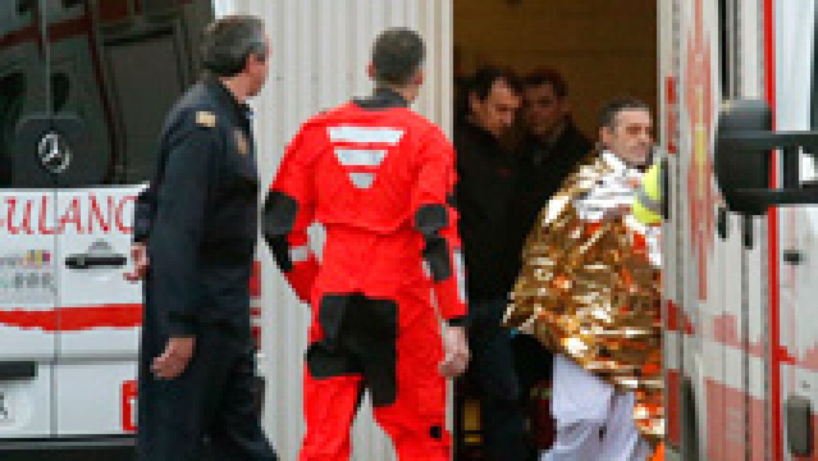 Rescatados los 12 tripulantes del pesquero hundido frente a la costa de Asturias