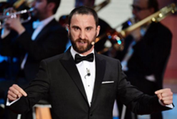 Dani Rovira abre la gala de los Goya 2017 aludiendo al poco tiempo que los políticos dedican al cine