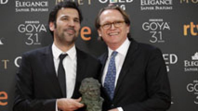 Goya 2017 - Los productores Enrique Costa y Stephane Smith recogen el Goya 2017 a la mejor película europea, la francesa 'Elle'