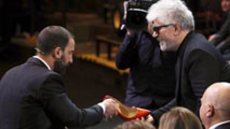 Premios Goya 2017 - Dani Rovira se calza "los tacones" (taconazos de un palmo) para "ponerse en los zapatos" de la mujer