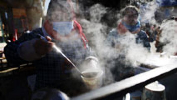 Telediario 1 - Pekín cuenta con una nueva policía que perseguirá a los que prendan carbón para estufas, o quemen neumáticos