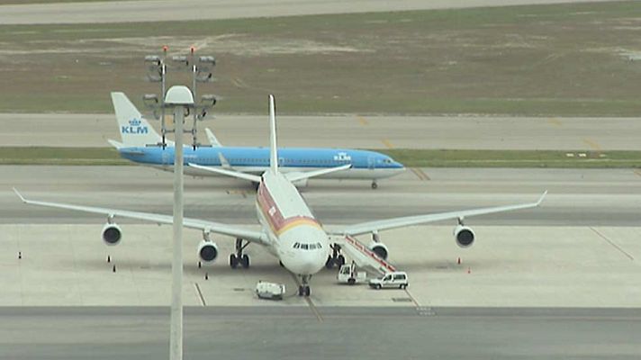 Telediario 1 - Fomento se reúne con las aerolíneas para pedirles que bajen los precios de los billetes de avión