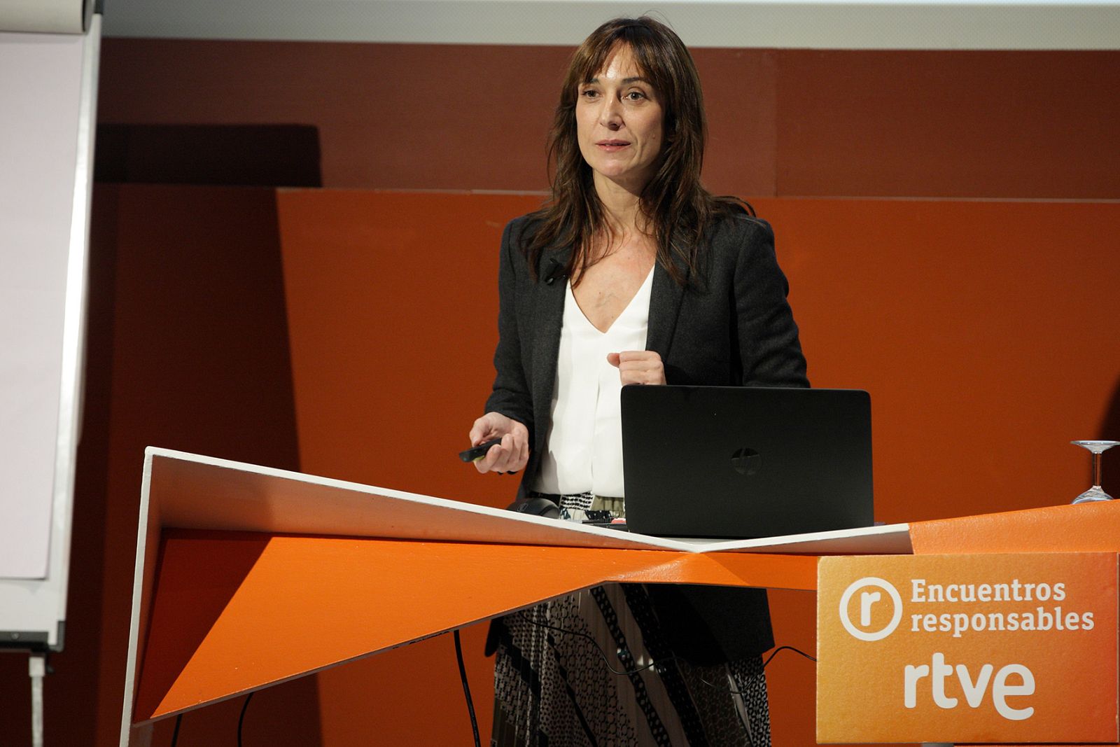 La psicóloga Ana Escobar explica cómo avanzar hacia la igualdad a través del lenguaje | Ver