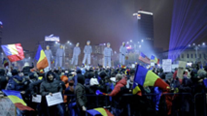 Telediario 1 - Miles de rumanos vuelven a protestar contra la despenalización de la corrupción por su Gobierno