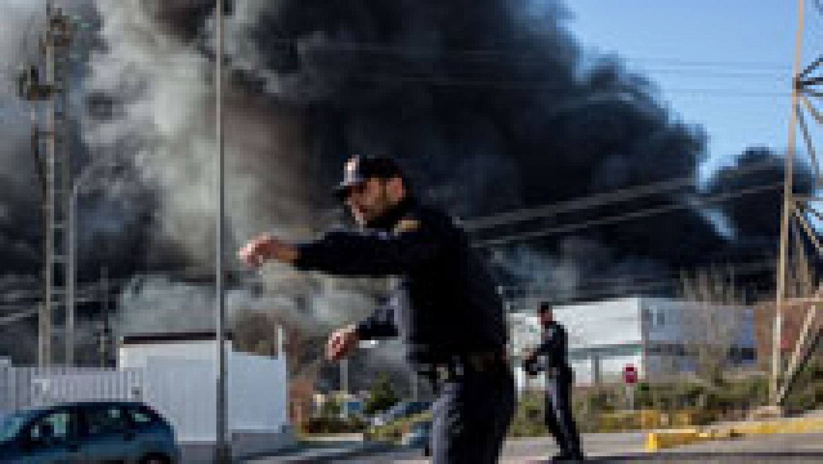 Un gran incendio en una empresa química de Paterna obliga a confinar a la población