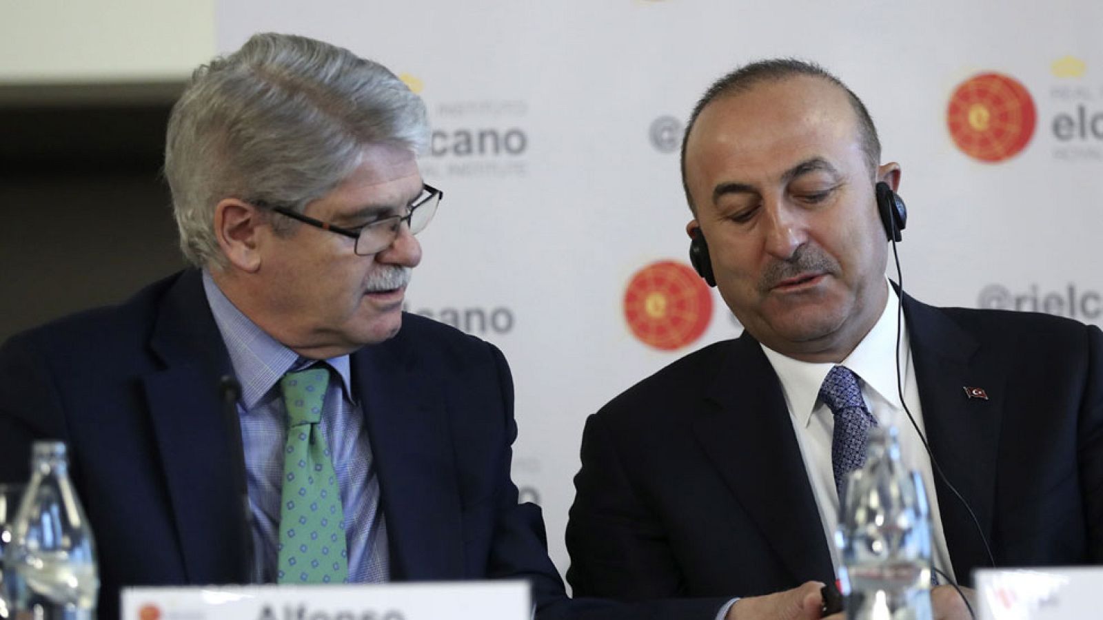 Hoy se encuentra en España el ministro de exteriores turco. En una conferencia que ha dado en Madrid ha criticado a la Unión Europea por las reticencias a aceptar a Turquía. Y ha hecho una defensa apasionada de las detenciones y despidos de periodistas, militares, policías, funcionarios y jueces.  Sostiene que todos los represalidados tenían vínculos con la organización del imam Gülen, a quien acusa de estar detrás del intento de golpe de Estado.