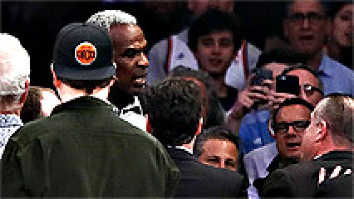 Charles Oakley se enfrenta al dueño de los New York Knicks y acaba expulsado