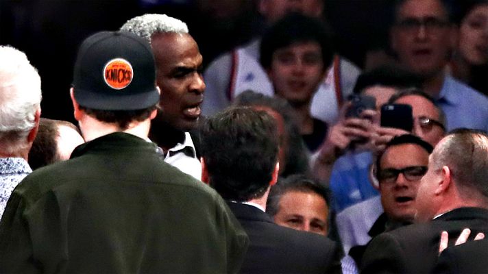 Telediario 1 - Charles Oakley se enfrenta al dueño de los New York Knicks y acaba expulsado