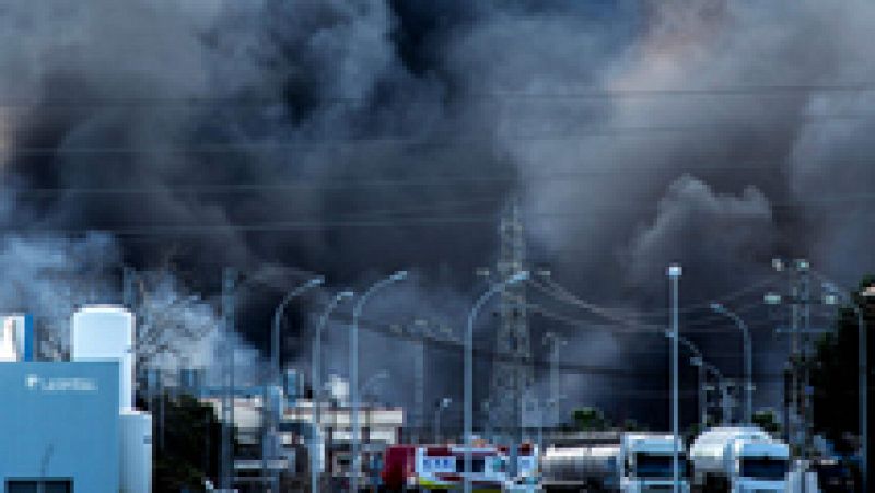 Tras dos días de incendio Los bomberos controlan el fuego en Paterna