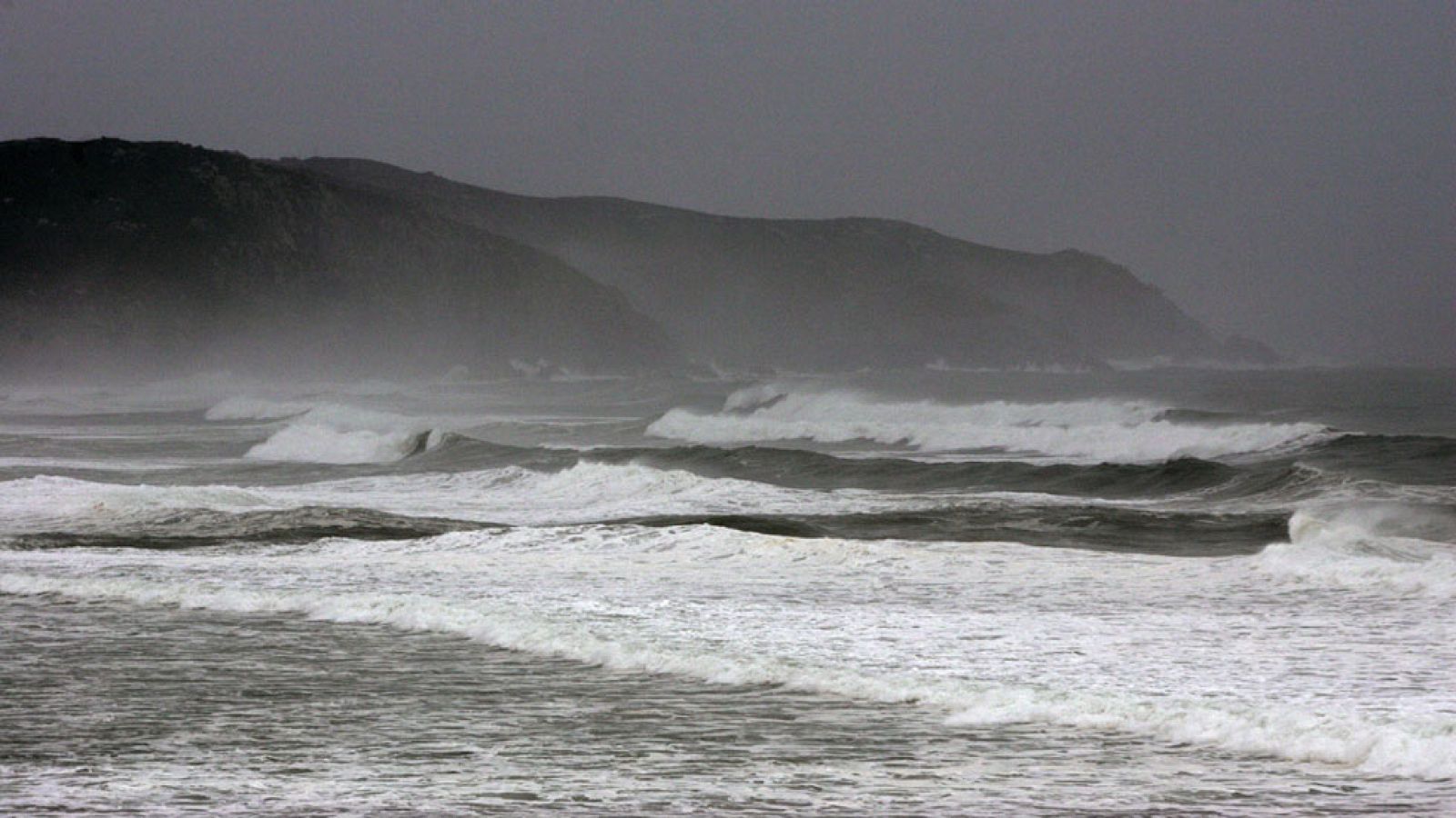 Alerta por temporal marítimo en Galicia y nieve en Madrid, Andalucía, Aragón y Cataluña