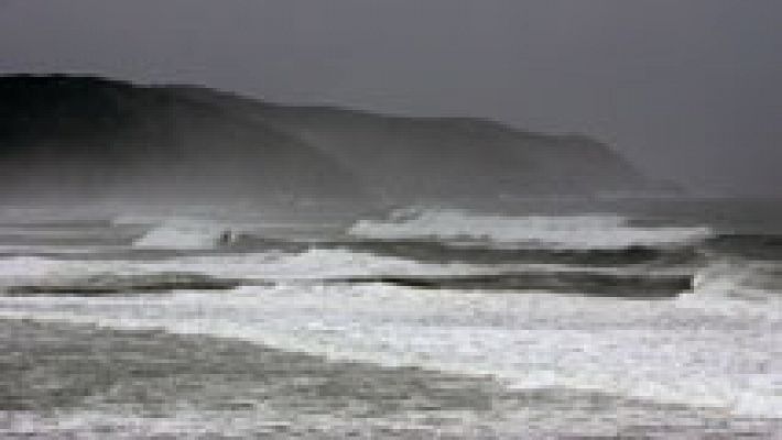 Alerta por temporal marítimo en Galicia y nieve en Madrid, Andalucía, Aragón y Cataluña