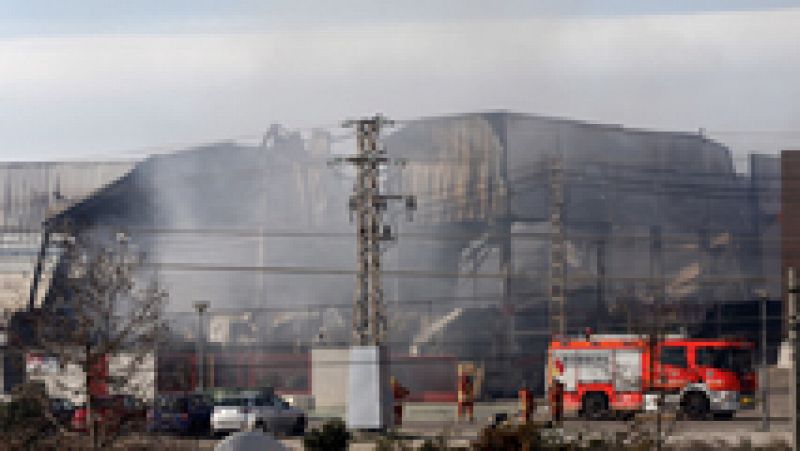El incendio de Paterna está controlado pero los productos inflamables dificultan su extinción