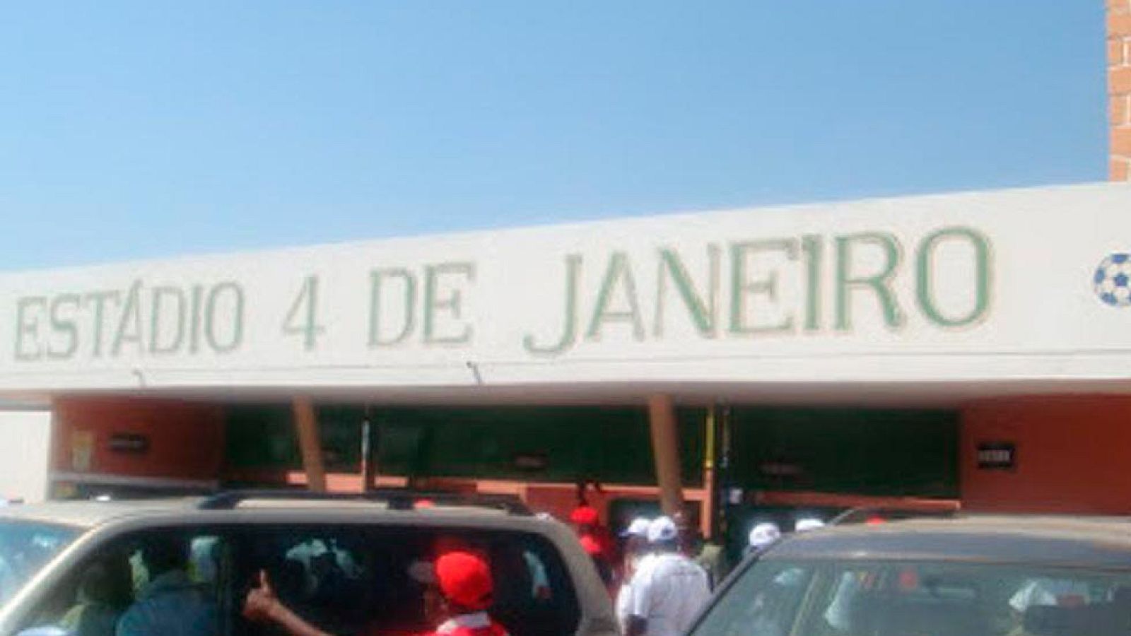 Tragedia en un partido de la liga de Angola. Hay al menos 17 víctimas mortales y más de 60 heridos. Al parecer, cientos de personas se amontanaron en una de las puertas. A pesar de la tragedia, el partido se jugó.