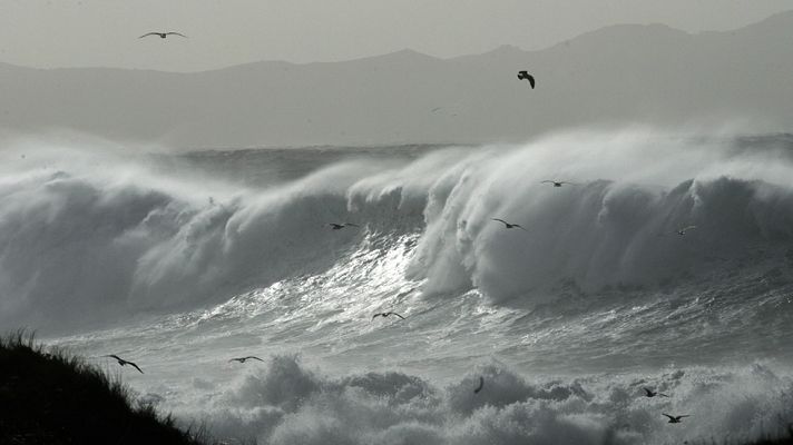 El tiempo - Alerta por temporal marítimo en  Galicia y nieve en Madrid, Andalucía, Aragón y Cataluña
