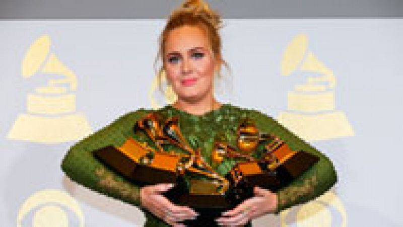 Adele triunfa en los Grammy con cinco galardones