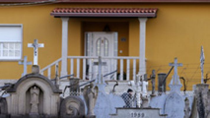 Telediario 1 - La Guardia Civil investiga la muerte de tres miembros de una misma familia en un pueblo de Pontevedra