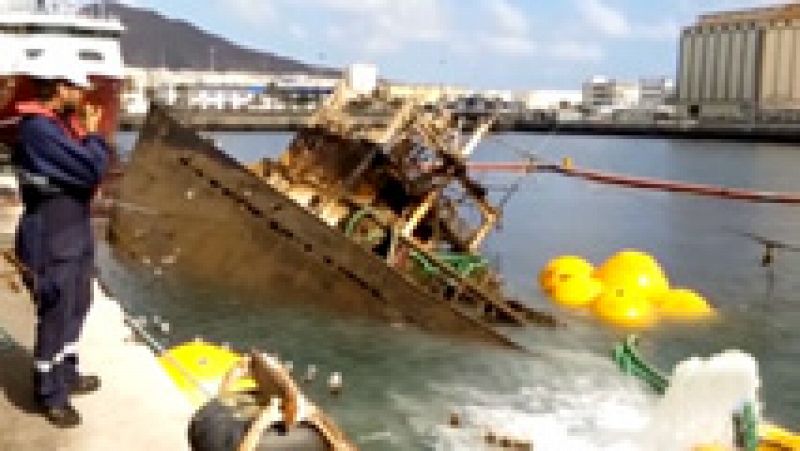 Reflotan un pesquero que llevaba abandonado en el puerto de la Luz más de seis años