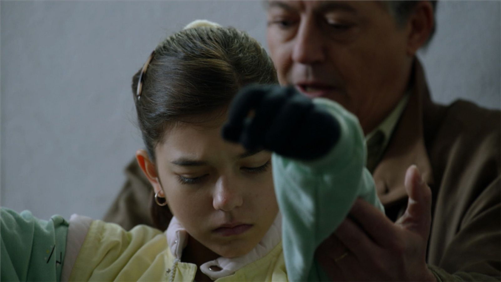 Cuéntame cómo pasó - María muy nerviosa ante la presencia del vecino