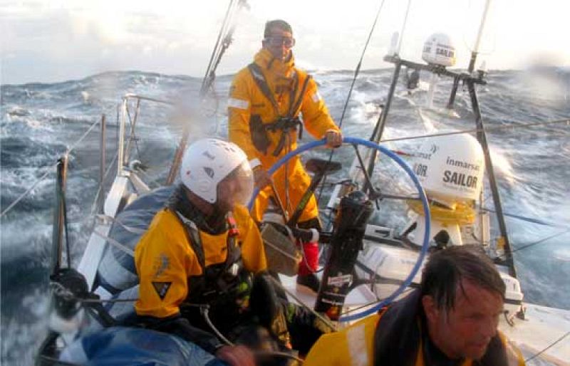 La cuarta etapa de la Volvo Ocean Race se ha convertido en un infierno, debido al temporal que azota al Mar de China.