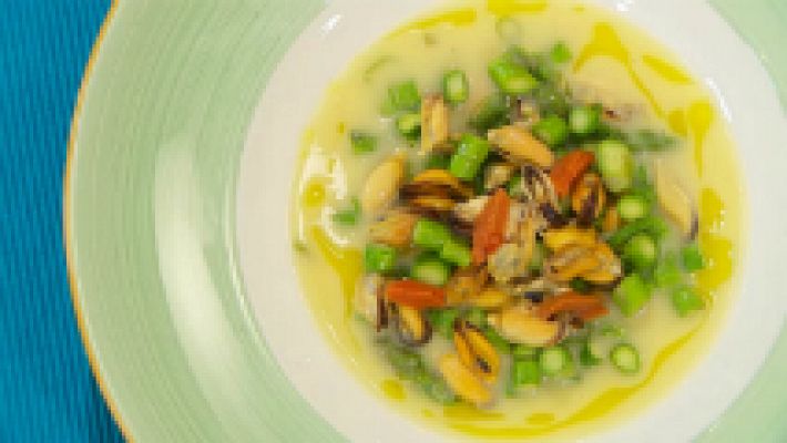 Sopa de espárragos y mejillones 