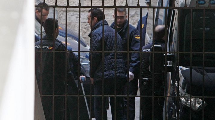 Telediario 1 - Miguel López, acusado de asesinar a la viuda del expresidente de la CAM, comparece ante el juez