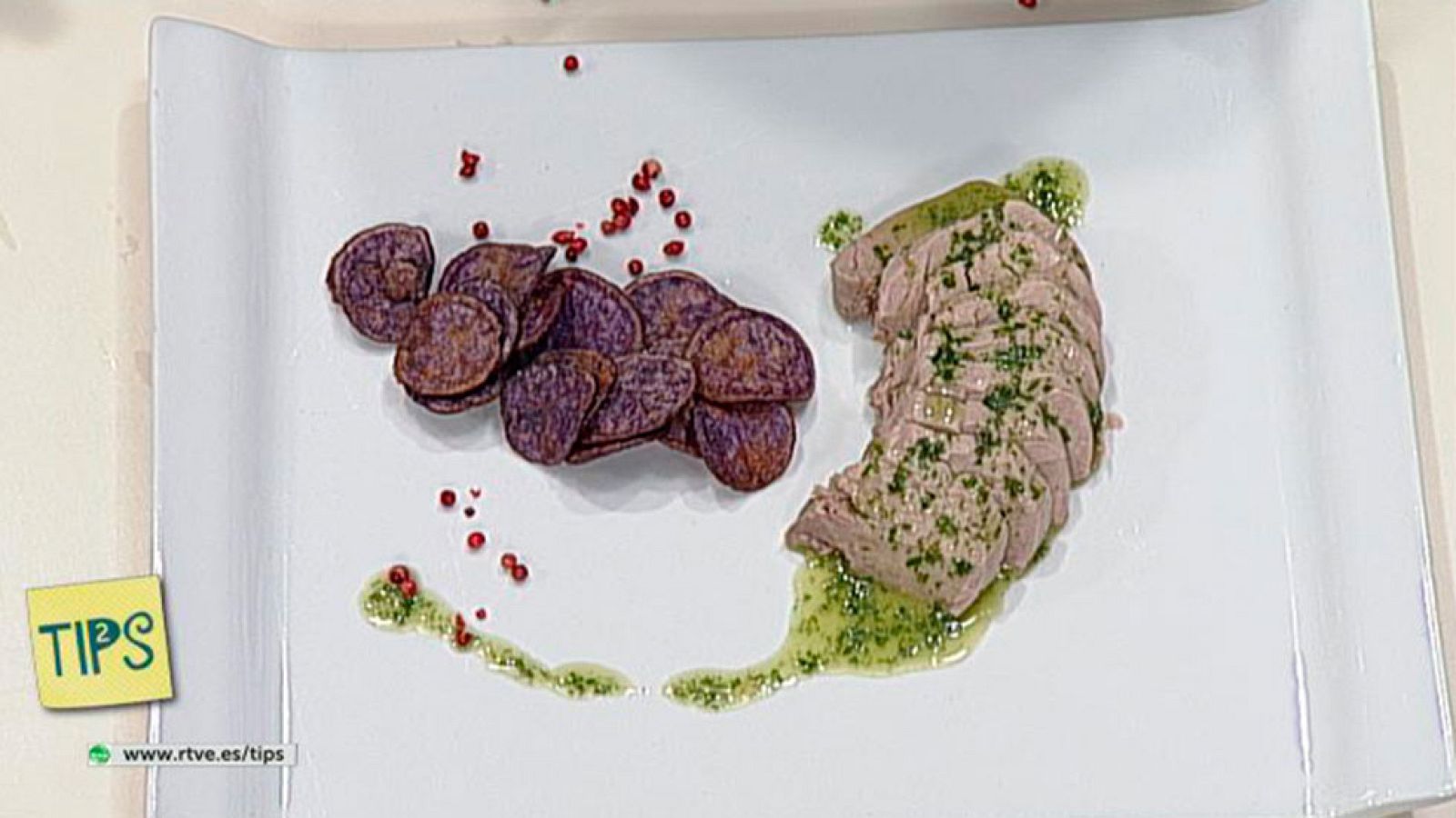  TIPS - Cocina - Solomillo a la sal con chips de patatas violetas