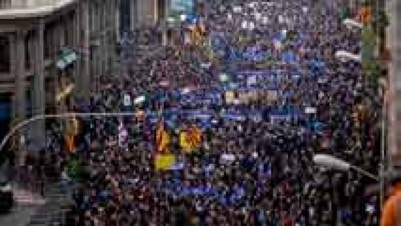 Miles de personas se manifiestan en Barcelona a favor de la acogida de refugiados
