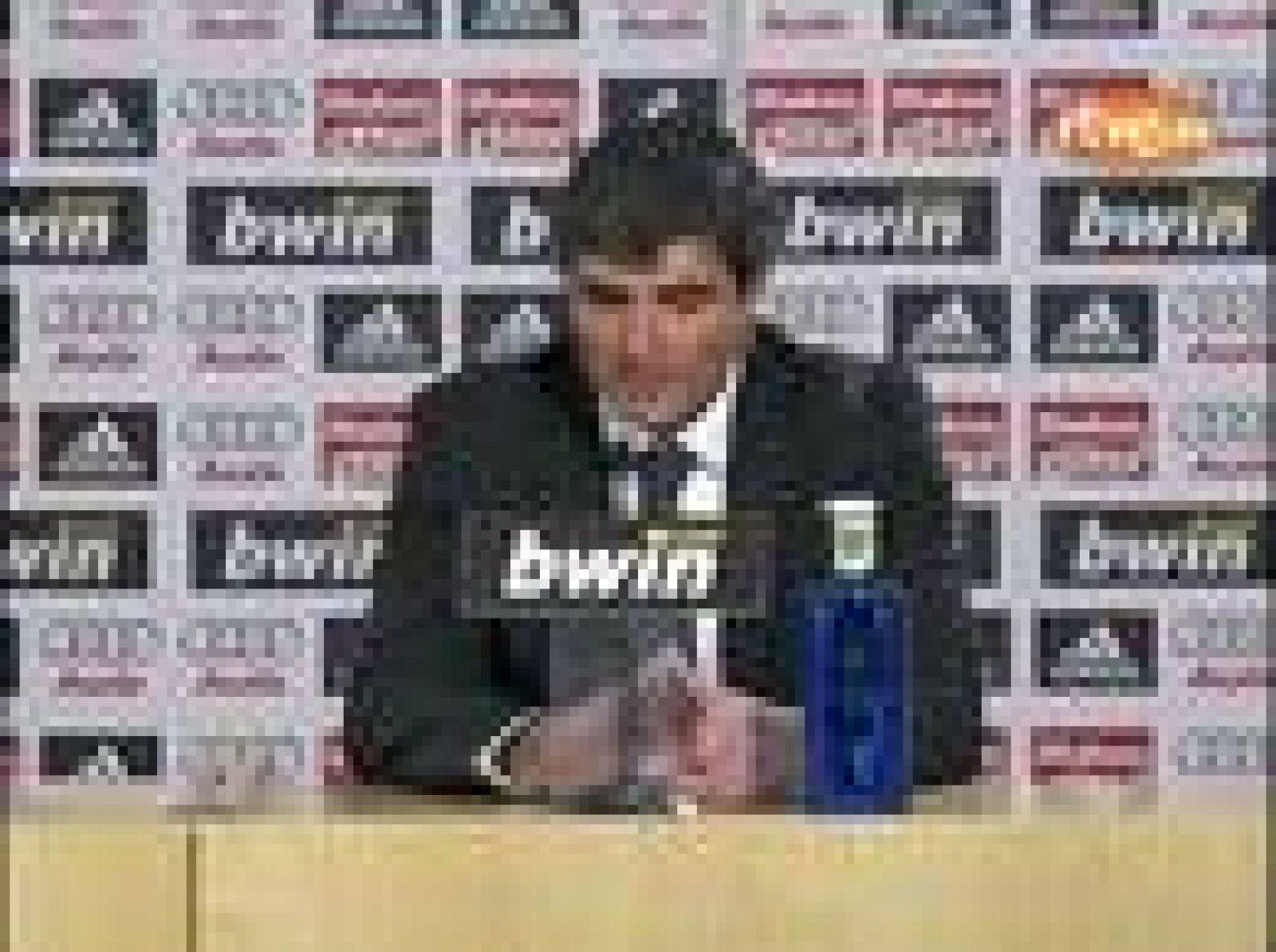 El entrenador del Real Madrid, Juande Ramos, defiende a Marcelo y Drenthe de los abucheos del Bernabéu y pide "cariño" para ambos jugadores.  