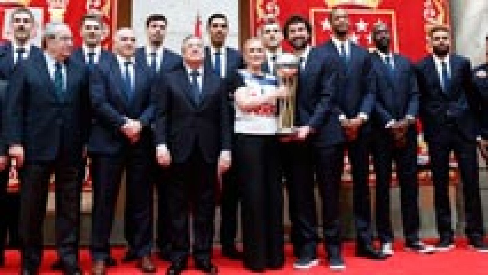 La plantilla del Real Madrid de baloncesto, liderada por el presidente de la entidad, Florentino Pérez, y por el segundo capitán del equipo, Sergio Llull, ha ofrecido la Copa del Rey conquistada este domingo en Vitoria ante el Valencia Basket (97-95) a la Comunidad de Madrid, primero, y al Ayuntamiento de la ciudad, después.